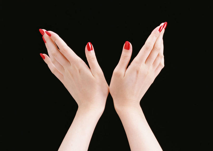 东方人,手,一个人,横图,室内,特写,白天,正面,亚洲,双手,仅一个年轻女性,仅一个女性,仅一个人,黑色背景,装饰,指甲油,黄种人,红色,手部,摄影,影棚,华丽,修饰,点缀,张开五指,衬托,美观,雅致,雅观,年轻女性,女人,女性,亚洲人,半身,彩图,影棚拍摄,拍摄,五指张开