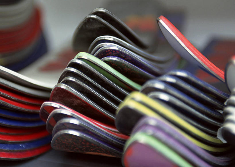 无人,横图,室内,特写,白天,正面,静物,一排,许多,朦胧,模糊,整齐,很多,运动器械,排列,健身器械,堆,滑雪板,队列,健身器材,滑雪装备,彩图,运动器材