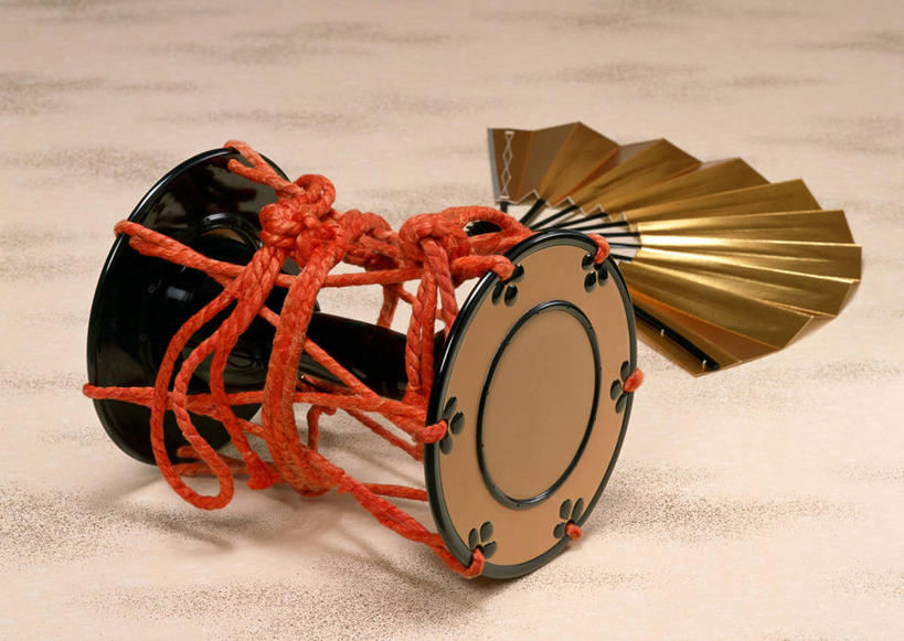 无人,横图,俯视,室内,特写,白天,桌面,桌子,静物,阴影,反射,木制,扇子,影子,折扇,纸扇,乐器,铃鼓,清凉,音乐,凉爽,文化,一个,木制品,单个,打击乐器,手鼓,撒扇,彩图,高角度拍摄,传统文化