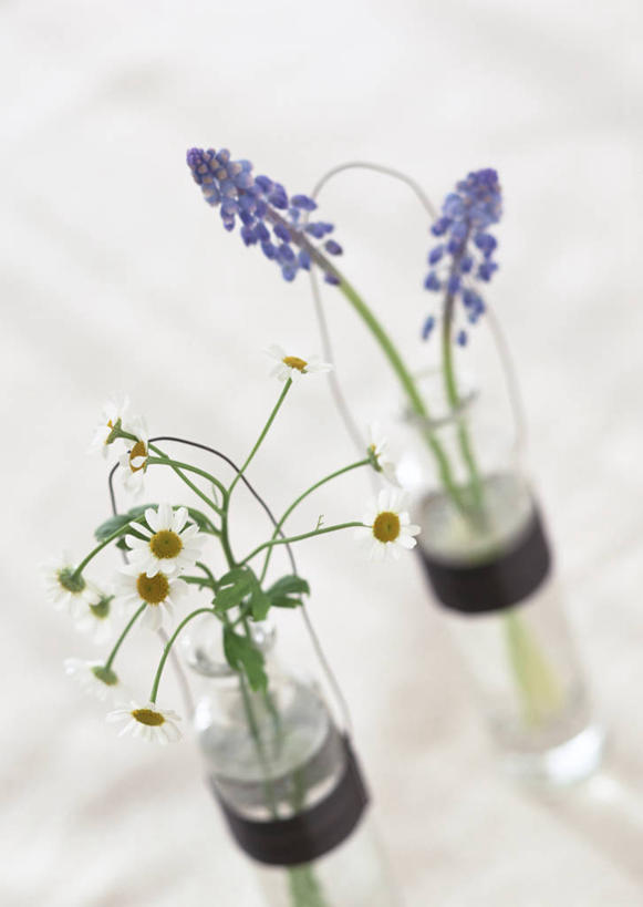 无人,竖图,俯视,室内,特写,白天,爱情,智慧,桌面,桌子,花瓶,阴影,朦胧,模糊,艺术,装饰,盛开,反射,木制,影子,陶瓷,陶瓷制品,花蕾,文化,花,花瓣,花朵,鲜花,两个,插花,木制品,瓶子,花苞,花蕊,菊花,小白菊,悲伤,华丽,修饰,插花艺术,点缀,创造,忧郁,创作,想象,衬托,美观,雅致,雅观,蓝壶花,蓝瓶花,钮扣菊,葡萄百合,葡萄风信子,葡萄麝香兰,葡萄水仙,妒忌,彩图,高角度拍摄