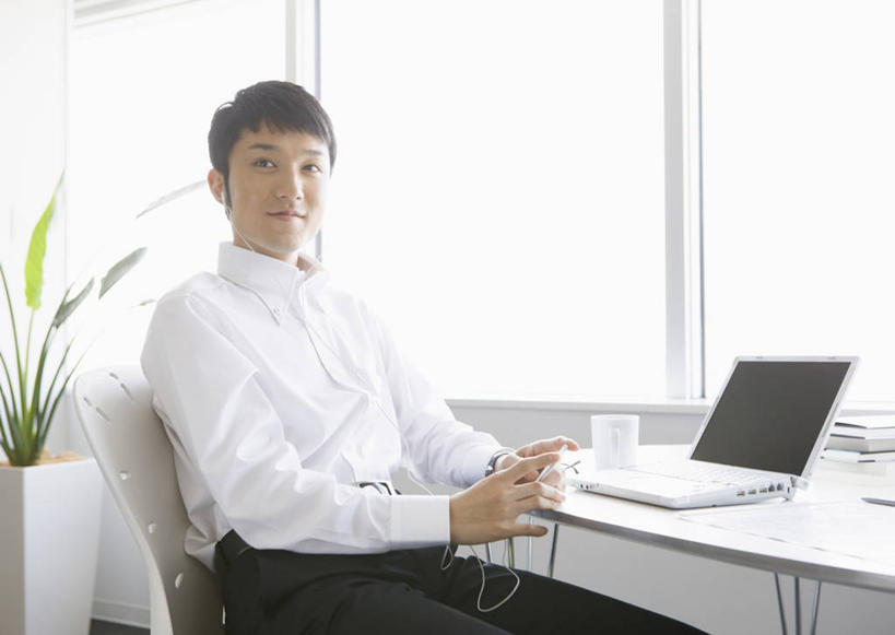 东方人,一个人,商务人士,商务男性,办公室,坐,笑,微笑,横图,室内,白天,侧面,衬衫,通讯,客服,电脑,笔记本电脑,植物,窗户,家具,桌子,亚洲,仅一个男性,仅一个人,阴影,套装,反射,网络,信息,盆栽,影子,办公桌,盆景,话务员,注视,黄种人,通讯设备,玻璃窗,仅一个年轻男性,绿色,自然,耳机,耳麦,话筒,观察,看,服务,通信,生长,成长,观看,协调,察看,无线,麦克风,头戴式耳麦,关注,销售,通信设备,商务装,无线网络,无线上网,便携式电脑,工薪阶层,客服人员,电话销售,办公家具,接待员,客户服务,手提电脑,男人,男性,年轻男性,亚洲人,白领,接线员,上班族,坐着,半身,彩图,衬衣,头戴式耳机