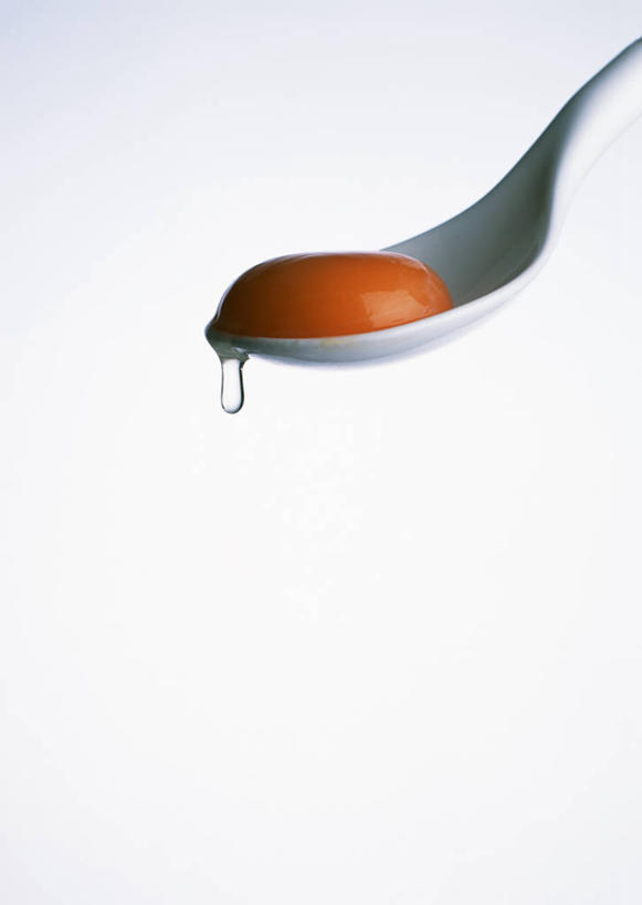 无人,竖图,室内,特写,白天,白色背景,正面,金属制品,阴影,透明,反射,金属,影子,勺子,蛋黄,蛋清,一个,黄色,调羹,汤匙,摄影,影棚,单个,通明,彩图,影棚拍摄,拍摄