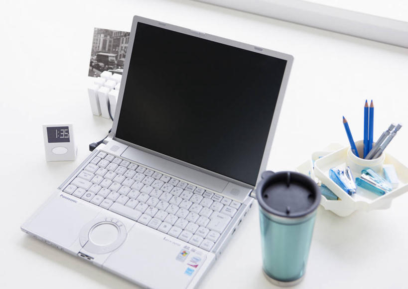 无人,办公室,横图,俯视,室内,特写,白天,白色背景,电脑,笔记本电脑,家具,桌子,静物,杯子,笔筒,网络,笔,陶瓷,办公桌,办公用品,陶瓷制品,通讯设备,水笔,文具,马克杯,容器,水杯,学习用品,器皿,摄影,影棚,储藏,文具用品,无线,储存,通信设备,无线网络,文件架,无线上网,便携式电脑,资料架,办公家具,文件框,文件盘,文件托盘,文件座,资料档,资料座,插笔器具,文房用具,手提电脑,彩图,高角度拍摄,影棚拍摄,拍摄,贮存