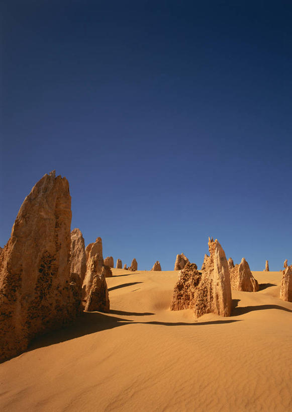 无人,竖图,室外,白天,正面,旅游,度假,石头,美景,沙漠,山,山脉,澳大利亚,阴影,光线,石子,影子,景观,山峰,山峦,娱乐,蓝色,蓝天,天空,阳光,自然,群山,天,享受,休闲,景色,放松,晴朗,自然风光,大洋洲,澳洲,万里无云,南方大陆,澳大利亚联邦,西澳大利亚,西澳大利亚州,大漠,砂漠,石块,岩石,晴空,晴空万里,彩图