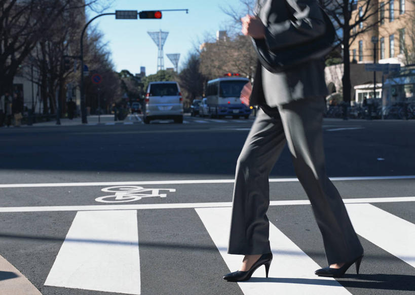 东方人,一个人,商务人士,商务女性,走,横图,室外,白天,侧面,高跟鞋,时尚,安全,植物,道路,路,人行横道,公路,汽车,鞋子,亚洲,仅一个年轻女性,仅一个女性,仅一个人,握,阴影,套装,光线,包,皮包,影子,红绿灯,人行道,分界线,停车线,信号灯,交通,拿,拿着,黄种人,车,树,树木,蓝色,绿色,蓝天,天空,阳光,自然,交通工具,轿车,天,警示,握着,生长,晴朗,成长,车行道,车行道分界线,单肩包,时髦,提示,载具,标线,人行横道线,商务装,流通,工薪阶层,车行线,交通信号灯,万里无云,行人信号灯,时兴,年轻女性,女人,女性,亚洲人,白领,上班族,晴空,晴空万里,斑马线,马路,步行,散步,走路,半身,彩图