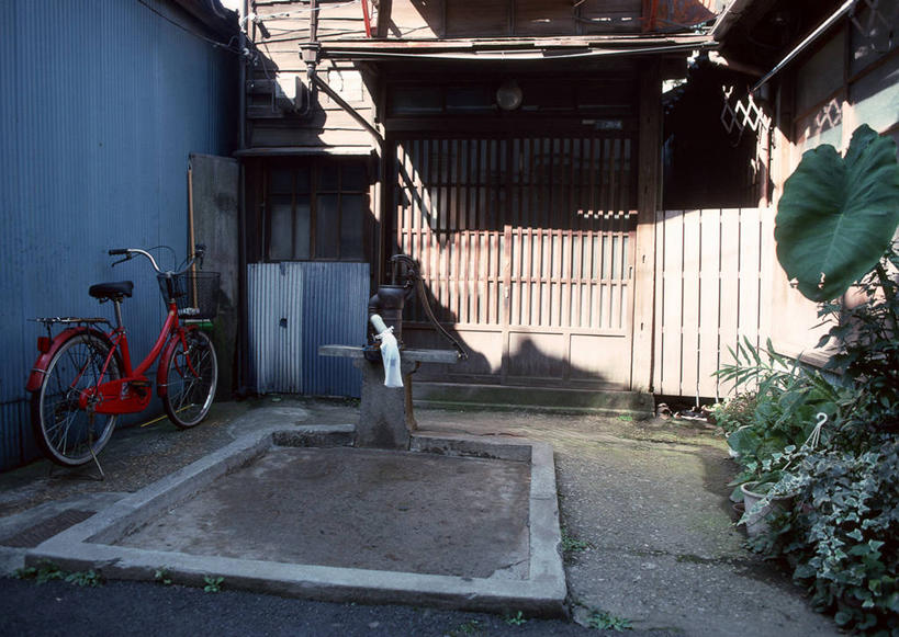 无人,家,横图,室外,白天,正面,度假,美景,植物,城市风光,城市,道路,路,自行车,叶子,东京,日本,亚洲,一辆,阴影,光线,影子,房屋,墙,屋子,景观,小路,绿叶,交通,娱乐,设备,楼房,墙壁,墙面,住宅,车,脚踏车,红色,绿色,阳光,自然,交通工具,享受,休闲,嫩叶,打气筒,景色,放松,打气,充气,生长,成长,载具,装备,东亚,本州,关东地方,本州岛,日本国,东京都,台东区,空气泵,设置,充气筒,叶,叶片,彩图,房子