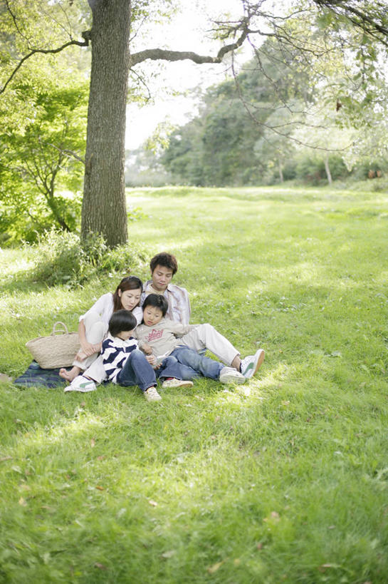 东方人,儿童,家庭,夫妻,母亲,父亲,儿子,坐,竖图,室外,白天,正面,爱情,游戏,纯洁,草地,草坪,树林,植物,玩具,亚洲,握,阴影,服装,裤子,光线,影子,浪漫,玩,注视,牛仔裤,休闲装,黄种人,娱乐,草,树,树木,小孩,衣服,绿色,阳光,自然,低头,观察,看,靠,靠着,休闲,温暖,温馨,父子,母子,一家人,休闲服,恩爱,父爱,可爱,母爱,童年,童趣,益智,握着,恋人,服饰,生长,成长,观看,活动,和睦,察看,个人,发泄,关注,消遣,智力,童真,烂漫,无邪,宣泄,垂头,天真,男孩,男人,男性,年轻男性,年轻女性,女人,女性,亚洲人,孩子,年轻人,夫妇,情侣,玩耍,嬉戏,坐着,彩图,全身,伴侣,融洽,男生