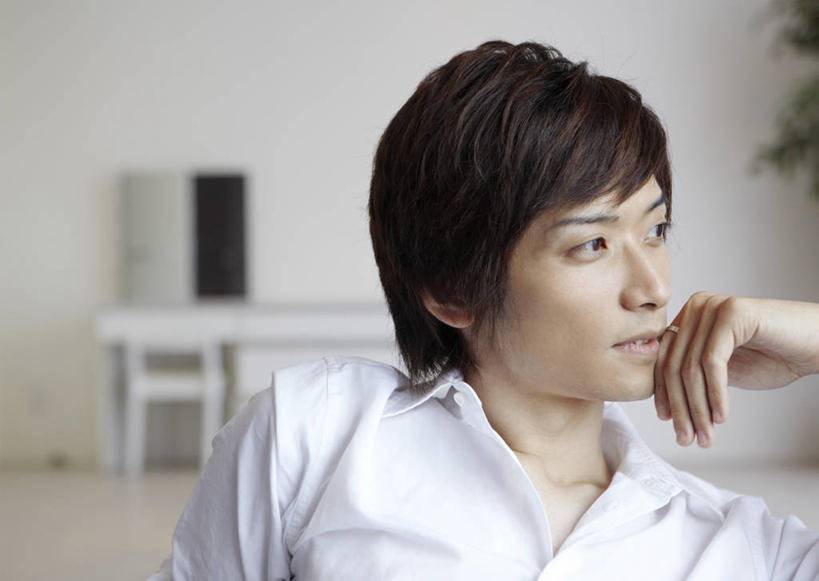 东方人,脸,头,脸颊,手,头发,一个人,坐,横图,室内,特写,白天,正面,桌子,亚洲,仅一个男性,仅一个人,撑,阴影,服装,朦胧,模糊,反射,影子,墙,棕色,扭头,托腮,注视,休闲装,黄种人,肩膀,墙壁,墙面,仅一个年轻男性,衣服,白色,观察,看,托,转头,休闲,手部,休闲服,服饰,观看,单手,察看,关注,托下巴,单手托腮,男人,男性,年轻男性,亚洲人,头部,直发,脸部,脸蛋,面部,坐着,半身,彩图,短发