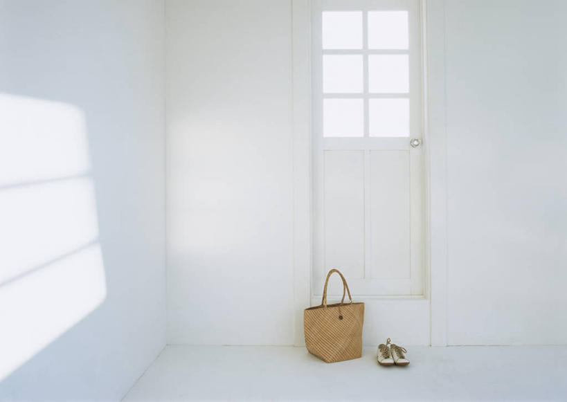 无人,横图,室内,白天,正面,窗户,门,静物,鞋子,一双,阴影,反射,包,影子,墙,地面,玻璃窗,墙壁,墙面,一个,白色,门框,单个,休闲鞋,单肩包,彩图,草编包