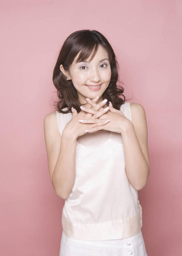 东方人,手,一个人,站,笑,双手交叉,微笑,露齿笑,竖图,室内,白天,正面,亚洲,仅一个年轻女性,仅一个女性,仅一个人,撑,阴影,粉色背景,服装,反射,影子,托腮,注视,休闲装,黄种人,衣服,观察,看,托,站着,休闲,手部,休闲服,摄影,服饰,影棚,观看,察看,双手抱胸,关注,托下巴,双手托腮,年轻女性,女人,女性,亚洲人,站立,半身,彩图,影棚拍摄,拍摄