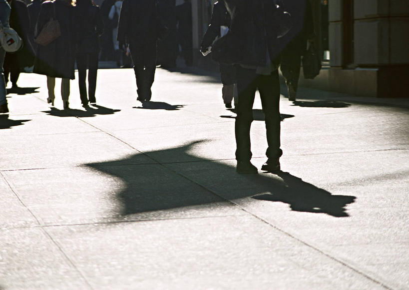 西方人,两个人,走,横图,俯视,室外,白天,城市,道路,路,公路,欧洲,纽约,美国,欧洲人,行人,阴影,服装,朦胧,模糊,光线,影子,曼哈顿,交通,休闲装,路人,衣服,阳光,休闲,休闲服,服饰,北美,北美洲,美洲,纽约州,帝国之州,帝国州,北亚美利加洲,亚美利加洲,过客,第六大道,男人,男性,年轻男性,年轻女性,女人,女性,白种人,马路,步行,散步,走路,半身,彩图,高角度拍摄,曼哈顿岛