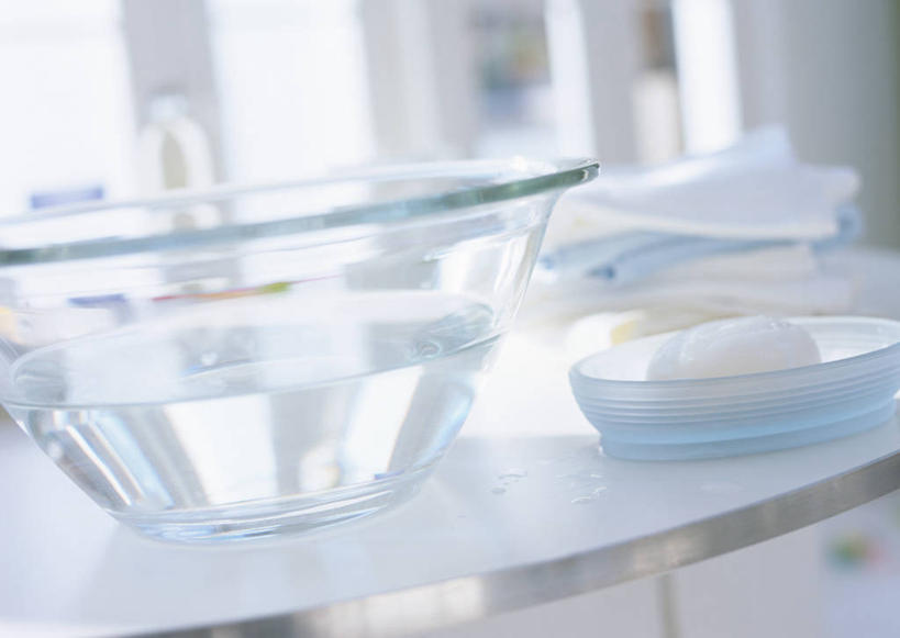 无人,横图,室内,特写,白天,正面,化妆,美容,水,窗户,卫生间,浴室,一块,护肤,阴影,朦胧,模糊,反射,液体,影子,水滴,玻璃窗,盒子,化妆品,容器,肥皂,肥皂盒,香皂,日用品,洗浴用品,清洁,保养,享受,休闲,放松,保健,储藏,护肤品,化妆用品,储存,护肤用品,舒缓,养颜,去污,紧肤,嫩肤,淋浴房,洗涤,彩图,冲凉房,沐浴间,沐浴室,贮存