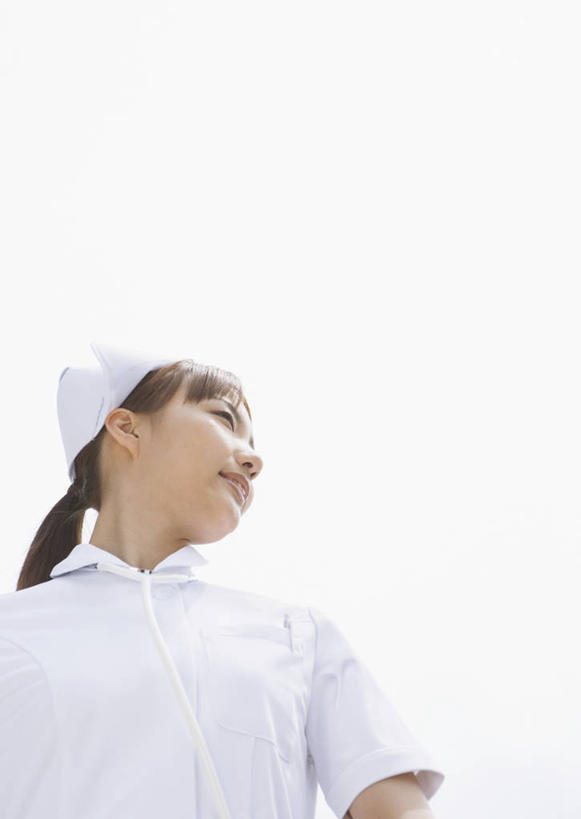 东方人,一个人,护士,站,笑,微笑,露齿笑,竖图,室内,白天,白色背景,仰视,工作服,制服,帽子,亚洲,仅一个年轻女性,仅一个女性,仅一个人,注视,黄种人,观察,看,站着,摄影,影棚,观看,察看,护士帽,白衣天使,关注,一顶,工作制服,年轻女性,女人,女性,亚洲人,抬头,仰头,站立,半身,彩图,低角度拍摄,影棚拍摄,工作套服,拍摄