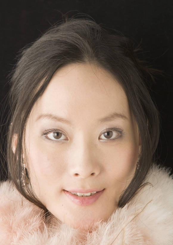 东方人,脸,头,脸颊,头发,一个人,站,笑,微笑,露齿笑,竖图,室内,特写,白天,正面,亚洲,仅一个年轻女性,仅一个女性,仅一个人,阴影,黑色背景,反射,影子,皮革,注视,黄种人,肩膀,黑色,耳环,观察,看,站着,摄影,影棚,观看,察看,关注,毛皮,耳饰,年轻女性,女人,女性,亚洲人,头部,长发,直发,脸部,脸蛋,面部,站立,半身,彩图,影棚拍摄,拍摄