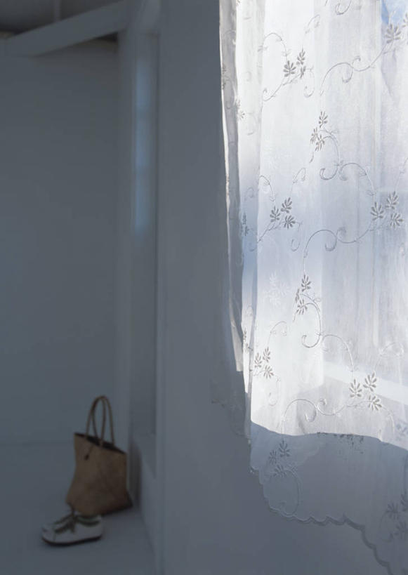 无人,竖图,室内,白天,正面,窗户,窗帘,阴影,装饰,反射,包,影子,墙,玻璃窗,墙壁,墙面,一个,白色,帘子,遮阳,单个,华丽,修饰,单肩包,点缀,衬托,美观,雅致,雅观,彩图,草编包