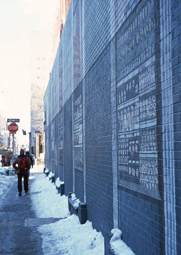 西方人,一个人,家,走,竖图,室外,白天,度假,美景,雪,大雪,城市风光,城市,欧洲,纽约,美国,欧洲人,仅一个男性,仅一个人,仅一个中年男性,服装,房屋,墙,屋子,积雪,景观,乡村,雪景,冬季,冬天,曼哈顿,警告,休闲装,娱乐,楼房,墙壁,墙面,住宅,背面,衣服,村庄,享受,休闲,休闲服,景色,放松,寒冷,警示,服饰,禁止,提醒,北美,北美洲,提示,限制,美洲,纽约州,帝国之州,帝国州,北亚美利加洲,亚美利加洲,严寒,格林威治村,格林尼治村,西村,危险,男人,男性,中年男性,白种人,步行,散步,走路,彩图,全身,房子,曼哈顿岛