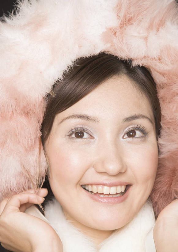 东方人,脸,头,脸颊,手,一个人,站,笑,微笑,露齿笑,竖图,室内,特写,白天,正面,羽毛,亚洲,双手,仅一个年轻女性,仅一个女性,仅一个人,握,阴影,服装,轻盈,柔软,反射,影子,皮革,注视,休闲装,黄种人,肩膀,衣服,粉色,观察,看,站着,休闲,手部,休闲服,握着,服饰,观看,察看,关注,毛皮,轻柔,年轻女性,女人,女性,亚洲人,头部,脸部,脸蛋,面部,站立,半身,彩图