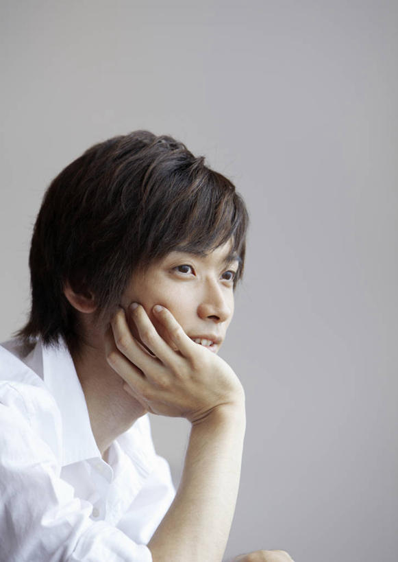 东方人,一个人,竖图,室内,白天,侧面,亚洲,仅一个男性,仅一个人,撑,阴影,灰色背景,服装,反射,影子,托腮,注视,休闲装,黄种人,仅一个年轻男性,衣服,白色,观察,看,托,休闲,休闲服,摄影,服饰,影棚,观看,察看,关注,托下巴,单手托腮,男人,男性,年轻男性,亚洲人,半身,彩图,影棚拍摄,拍摄