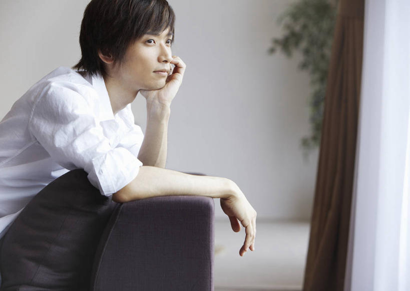 东方人,一个人,客厅,横图,室内,白天,侧面,植物,沙发,亚洲,仅一个男性,仅一个人,撑,阴影,服装,反射,盆栽,影子,墙,盆景,托腮,注视,休闲装,黄种人,墙壁,墙面,仅一个年轻男性,衣服,绿色,白色,自然,观察,看,托,休闲,休闲服,服饰,生长,成长,观看,察看,起居室,关注,托下巴,布艺沙发,客堂,单手托腮,男人,男性,年轻男性,亚洲人,半身,彩图