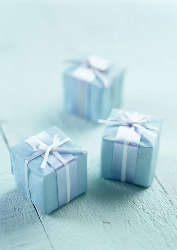 无人,竖图,俯视,室内,特写,白天,地板,静物,礼盒,礼物,丝绸,丝带,纸盒,缎带,地面,木地板,绸带,盒子,三个,蓝色,包装盒,蝴蝶结,礼品盒,礼品,捆绑,绑缚,彩图,高角度拍摄