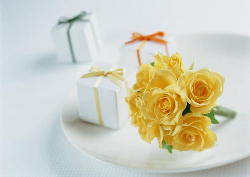 无人,横图,俯视,室内,特写,白天,白色背景,爱情,幸福,纯洁,热情,玫瑰,餐具,礼盒,礼物,阴影,盛开,反射,碟子,盘,丝绸,丝带,影子,纸盒,玫瑰花,缎带,浪漫,花蕾,黄玫瑰,绸带,盒子,花,花瓣,花朵,鲜花,三个,黄色,包装盒,盘子,蝴蝶结,礼品盒,碟,花苞,花蕊,温暖,温馨,恩爱,摄影,礼品,影棚,和睦,感动,尊敬,天真,刺玫花,徘徊花,彩图,高角度拍摄,影棚拍摄,拍摄,融洽