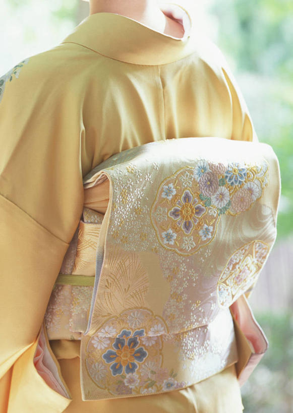 东方人,一个人,站,竖图,室内,特写,白天,民族服装,植物,窗户,亚洲,仅一个年轻女性,仅一个女性,仅一个人,和服,朦胧,模糊,装饰,黄种人,玻璃窗,树,树木,背面,绿色,自然,站着,服饰,生长,成长,华丽,修饰,点缀,碎花,吴服,唐草,唐花,唐锦,衬托,美观,雅致,雅观,年轻女性,女人,女性,亚洲人,站立,半身,彩图,传统服装,民俗服