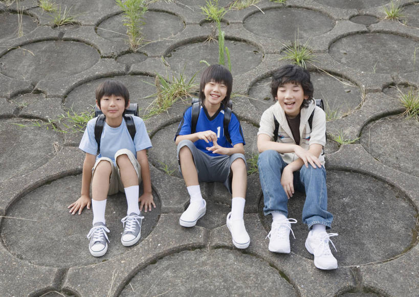 东方人,儿童,三个人,伙伴,朋友,坐,笑,微笑,露齿笑,横图,室外,白天,正面,友谊,纯洁,草地,草坪,石头,植物,亚洲,一排,服装,整齐,圆形,包,石子,书包,图形,圆,几何,注视,休闲装,黄种人,草,排列,小孩,衣服,绿色,背包,观察,看,休闲,同学,休闲服,可爱,童年,童趣,服饰,观看,河堤,察看,校友,队列,关注,数学,童真,烂漫,无邪,同窗,学友,天真,友情,男孩,男人,男性,亚洲人,石块,岩石,坐着,彩图,全身,几何图形,平面图形,双肩包,男生