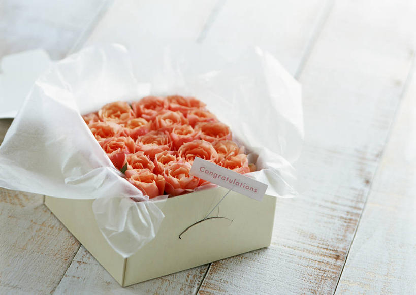 无人,横图,俯视,室内,特写,白天,爱情,幸福,纯洁,热情,地板,玫瑰,礼盒,礼物,阴影,盛开,反射,英文,包装,包装纸,标志,文字,影子,纸,纸盒,字符,字母,玫瑰花,贺卡,纸张,地面,浪漫,祝福,花蕾,文化,标识,木地板,盒子,花,花瓣,花朵,鲜花,一个,包装盒,卡片,礼品盒,花苞,花蕊,温暖,温馨,恩爱,礼品,单个,英文字母,和睦,包装材料,蜡纸,礼仪,感动,祝愿,尊敬,天真,刺玫花,徘徊花,彩图,高角度拍摄,香槟玫瑰,融洽