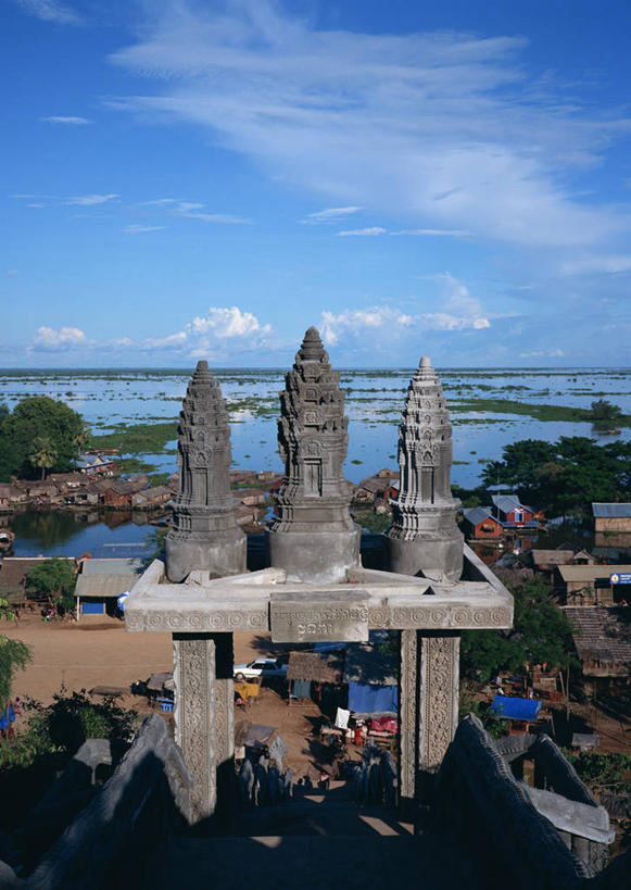 无人,寺庙,竖图,俯视,室外,白天,旅游,度假,湖,湖泊,名胜古迹,水,植物,标志建筑,地标,建筑,柬埔寨,亚洲,阴影,节日,遗迹,光线,影子,地平线,湖面,水流,水面,云,云朵,辽阔,地面,燃烧,云彩,古迹,文化,文物,娱乐,建设,古建筑,树,树木,蓝色,绿色,白云,蓝天,天空,阳光,自然,香火,庙宇,湖水,天,祈祷,享受,休闲,广阔,健康,旅游胜地,放松,许愿,宗教,东南亚,信仰,生长,晴朗,成长,纪念,一望无际,祈求,延伸,古文明,高棉,柬埔寨王国,天地相交,吉蔑,洞里萨湖,无边无际,一马平川,平安,晴空,彩图,高角度拍摄,庙,寺