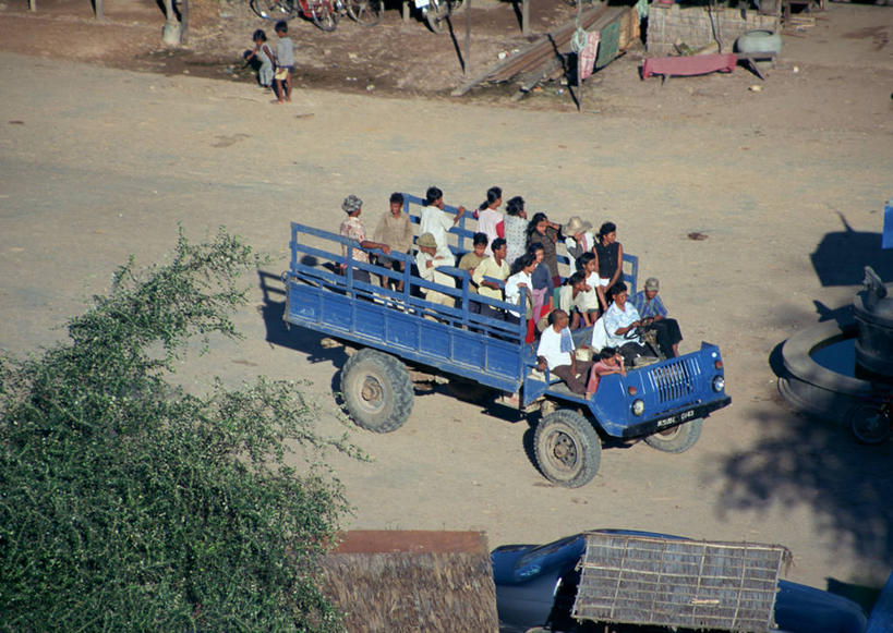 东方人,坐,横图,俯视,室外,白天,植物,卡车,亚洲,乘客,服装,集装箱,许多人,注视,休闲装,黄种人,树,树木,衣服,绿色,自然,观察,看,一群人,休闲,休闲服,服饰,集装箱车,生长,成长,观看,货车,察看,关注,货运车,搭客,男人,男性,年轻男性,年轻女性,女人,女性,亚洲人,载重汽车,坐着,彩图,高角度拍摄,全身
