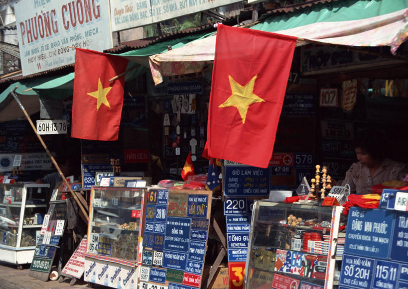 无人,商店,横图,室外,白天,正面,度假,美景,城市风光,城市,旗帜,国旗,越南,亚洲,景观,娱乐,商铺,货架,架子,享受,休闲,景色,放松,东南亚,陈列架,越南社会主义共和国,胡志明市,越南国旗,超市货架,市肆,商号,胡志明,旗,彩图,店铺,金星红旗