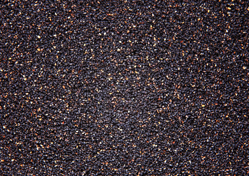 无人,横图,俯视,室内,特写,白天,神秘,一堆,许多,阴影,堆叠,堆积,反射,影子,芝麻,黑色,堆,严肃,黑芝麻,庄重,含蓄,脂麻,胡麻,白麻,巨胜子,油麻,沉静,中间色,彩图,高角度拍摄