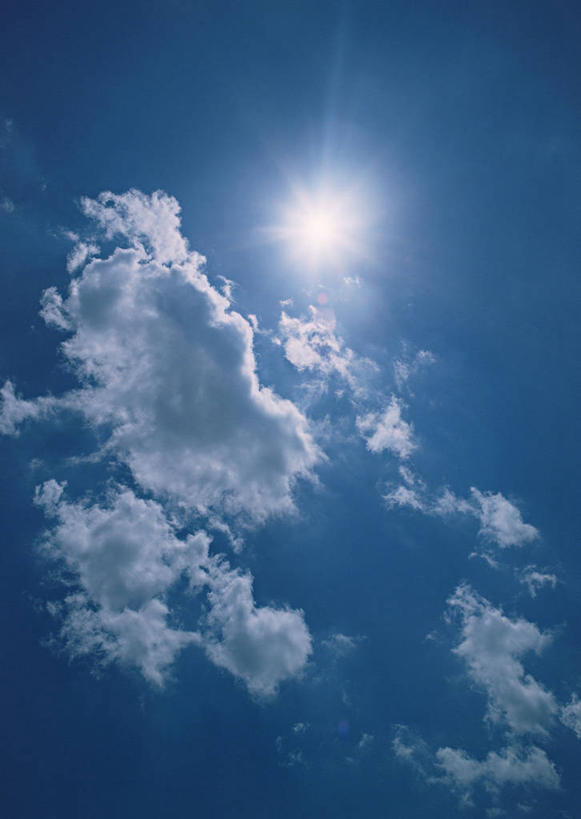 无人,竖图,室外,特写,白天,仰视,美景,太阳,阴影,光线,影子,景观,云,云朵,云彩,蓝色,白云,蓝天,天空,阳光,自然,天,景色,晴朗,自然风光,晴空,彩图,低角度拍摄,镜头光晕,透镜闪耀,眩光