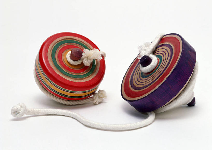 无人,横图,俯视,室内,特写,白天,白色背景,游戏,静物,阴影,反射,影子,圆圈,玩,娱乐,两个,陀螺,休闲,益智,摄影,影棚,活动,发泄,消遣,智力,宣泄,陀罗,干乐,冰尜,打老牛,独乐,玩耍,嬉戏,彩图,高角度拍摄,影棚拍摄,拍摄