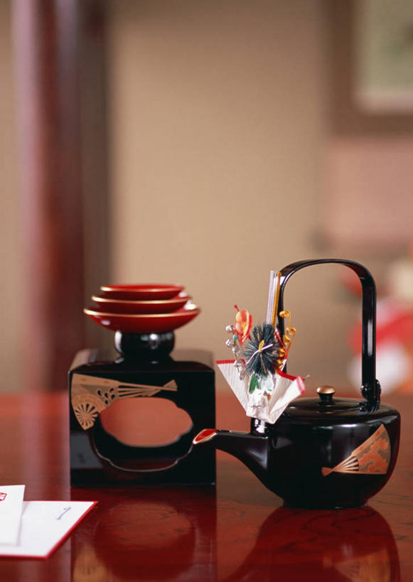 清酒,无人,竖图,室内,特写,白天,正面,餐桌,桌子,阴影,朦胧,模糊,反射,壶,影子,陶瓷,陶瓷制品,酒类,酒,酒瓶,水壶,饮料,茶壶,瓶子,容器,餐台,彩图,清酒瓶