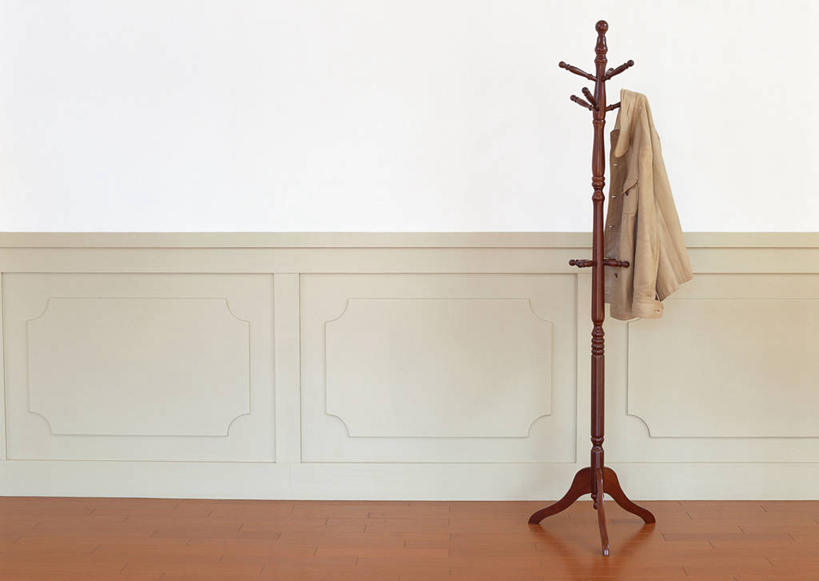 无人,横图,室内,白天,正面,地板,静物,吊挂,悬挂,阴影,服装,反射,木制,影子,墙,地面,挂,休闲装,木地板,架子,墙壁,墙面,衣服,白色,木制品,一件,休闲,休闲服,服饰,衣帽架,彩图