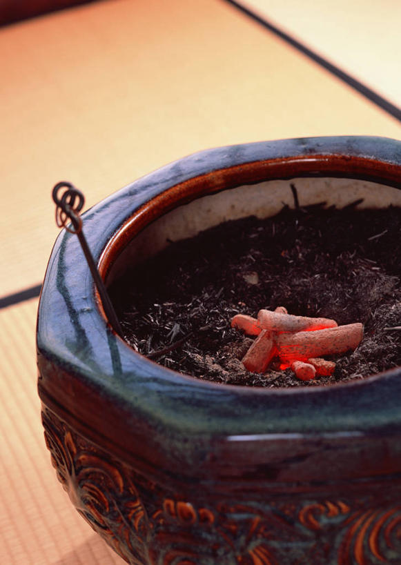 无人,竖图,室内,特写,白天,正面,煤炭,静物,木炭,容器,取暖,能源,储藏,燃料,储存,煤,能量,火盆,煤矿,矿业,化石燃料,柴炭,彩图,贮存