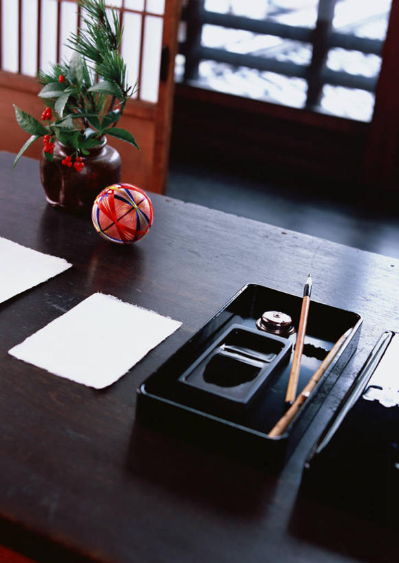 无人,竖图,俯视,室内,特写,白天,植物,门,桌面,桌子,拉门,阴影,反射,木制,笔,毛笔,盆栽,砚台,影子,纸,办公用品,盆景,砚,移门,文具,绿色,自然,木制品,学习用品,生长,成长,文具用品,文房四宝,宣纸,障子,纸门,镇纸,压尺,镇尺,纸镇,纸寿千年,纸中之王,泾县纸,彩图,高角度拍摄