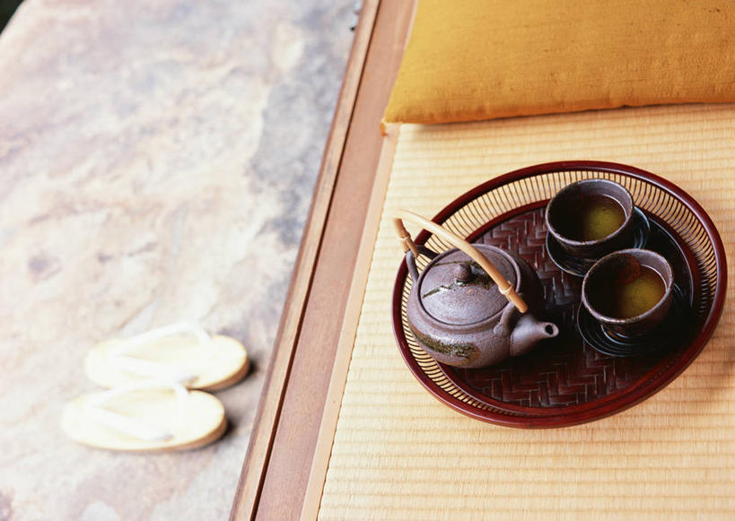 无人,横图,俯视,室内,特写,白天,幸福,茶,杯子,餐具,鞋子,碟子,壶,盘,绿茶,茶道,茶叶,塌塌米,榻榻米,文化,娱乐,木屐,蒲团,水壶,盘子,茶壶,容器,水杯,碟,享受,休闲,温馨,放松,乐趣,茶艺,环境,提神,舒适,醒脑,木鞋,东亚文化,礼法,修行,叠席,蒲墩,圆座,茶杯,彩图,高角度拍摄,人字拖,人字拖鞋,不发酵茶,苦茗,茶文化