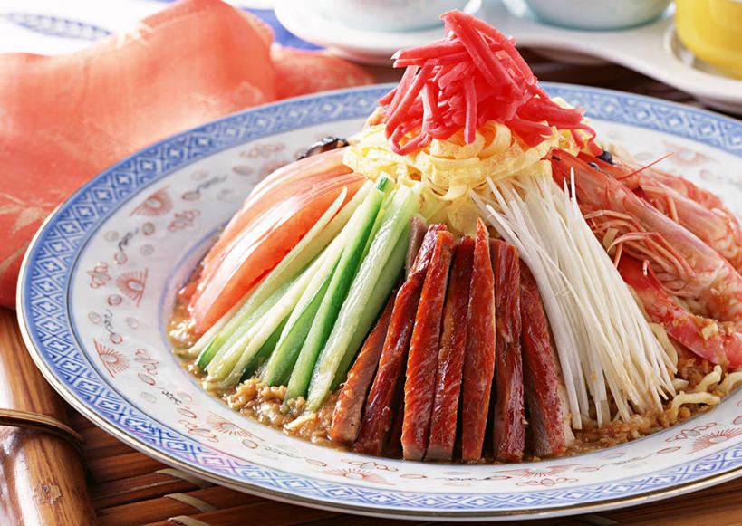 面食,面条,无人,横图,俯视,室内,特写,白天,烹饪,中餐,桌面,桌子,黄瓜,蔬菜,西红柿,洋葱,餐具,叶子,阴影,新鲜,反射,木制,碟子,盘,影子,面,肉,料理,食品,绿叶,冷面,猪肉,菜肴,美食,肉类,食物,腌制,一个,盘子,餐巾,木制品,碟,中式,嫩叶,佳肴,有机食品,绿色食品,单个,玉葱,肉食,酸黄瓜,腌渍,豚肉,保洁方巾,口布,荷兰葱,叶,叶片,圆葱,洋柿子,洋葱头,球葱,青瓜,胡瓜,柑仔蜜,番茄,葱头,臭柿,彩图,高角度拍摄,六月柿,清脆,爽口,喜报三元