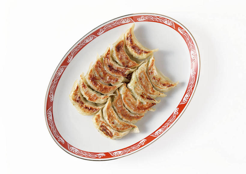 点心,无人,横图,俯视,室内,特写,白天,白色背景,桌面,桌子,餐具,一排,许多,阴影,整齐,并列,并排,反射,木制,碟子,盘,影子,油炸,油炸食品,料理,食品,锅贴,煎饺,面点,很多,美食,食物,排列,一个,盘子,木制品,碟,中式,摄影,影棚,单个,队列,平行,彩图,高角度拍摄,影棚拍摄,拍摄