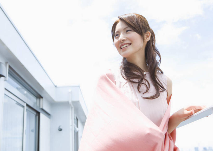 东方人,一个人,家,站,笑,微笑,露齿笑,横图,室外,白天,仰视,窗户,亚洲,仅一个年轻女性,仅一个女性,仅一个人,服装,房屋,墙,屋子,扭头,注视,休闲装,黄种人,楼房,玻璃窗,墙壁,墙面,住宅,衣服,蓝色,蓝天,天空,披肩,天,观察,看,站着,转头,休闲,休闲服,搭,服饰,晴朗,观看,察看,搭着,关注,万里无云,年轻女性,女人,女性,亚洲人,晴空,晴空万里,站立,半身,彩图,低角度拍摄,房子,云肩