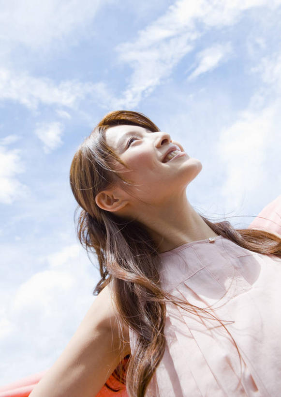 东方人,一个人,栏杆,站,笑,微笑,露齿笑,竖图,室外,白天,仰视,亚洲,仅一个年轻女性,仅一个女性,仅一个人,握,阴影,服装,光线,影子,云,云朵,围栏,拿,云彩,拿着,注视,休闲装,黄种人,护栏,衣服,蓝色,白云,蓝天,天空,阳光,披肩,天,观察,看,站着,休闲,休闲服,握着,服饰,晴朗,观看,察看,关注,年轻女性,女人,女性,亚洲人,晴空,抬头,仰头,站立,半身,彩图,低角度拍摄,云肩