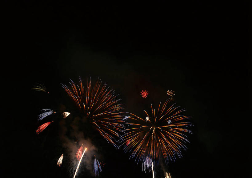 无人,横图,彩色,室外,特写,夜晚,仰视,热情,烟火,火,阴影,飞溅,黑色背景,节日,庆祝,溅,光线,火苗,火焰,影子,辉煌,燃烧,文化,红色,蓝色,焰火,点燃,庆典,灿烂,橙色,纪念,五颜六色,庆贺,色彩斑斓,火光,喷洒,祝贺,礼花,五彩缤纷,花炮,礼花炮,五彩斑斓,绚烂,光耀,五光十色,烟花,彩图,低角度拍摄