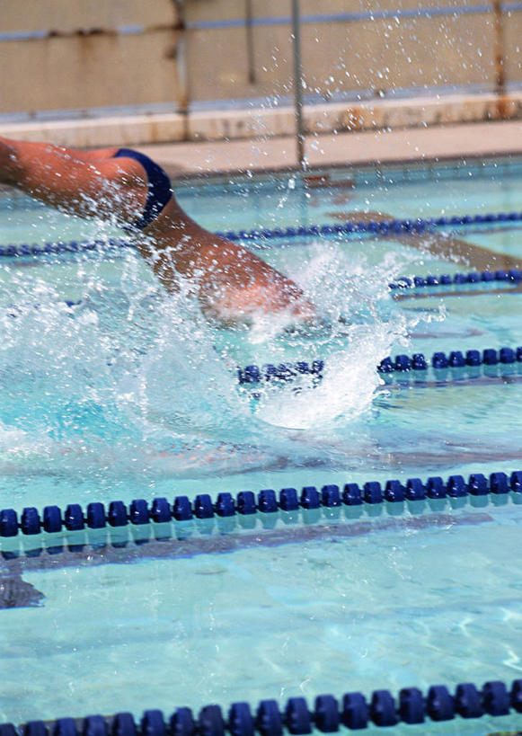 游泳,东方人,一个人,运动员,体育馆,游泳池,跳,竖图,室内,白天,侧面,锻炼,快乐,比赛,运动,竞争,水,亚洲,仅一个男性,仅一个人,仅一个中年男性,飞溅,泳裤,朦胧,模糊,溅,液体,水池,水滴,水面,分界线,半空,黄种人,娱乐,泳池,裸露,水珠,休闲,游泳馆,体育运动,喷洒,裸,泳道线,分道线,泅水,拍浮,泳池分割线,体育,男人,男性,中年男性,亚洲人,体育运动员,运动选手,跳跃,半身,彩图,健身