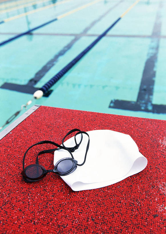 无人,体育馆,游泳池,竖图,俯视,室外,白天,水,帽子,阴影,泳帽,反射,光线,眼镜,影子,泳镜,水池,水面,分界线,泳池,阳光,游泳眼镜,游泳馆,游泳帽,泳道线,分道线,泳池分割线,彩图,高角度拍摄