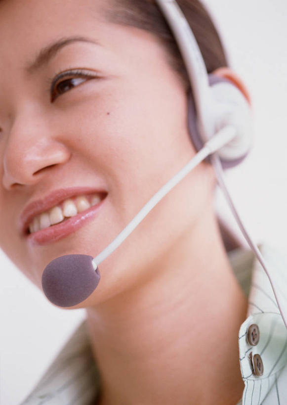 东方人,脸,头,脸颊,脖子,一个人,商务人士,商务女性,笑,微笑,露齿笑,竖图,室内,特写,白天,白色背景,正面,通讯,客服,亚洲,仅一个年轻女性,仅一个女性,仅一个人,套装,信息,话务员,注视,黄种人,耳机,耳麦,话筒,观察,看,服务,通信,摄影,影棚,观看,协调,察看,麦克风,头戴式耳麦,关注,销售,商务装,工薪阶层,客服人员,电话销售,接待员,客户服务,年轻女性,女人,女性,亚洲人,头部,脖,颈,颈部,脸部,脸蛋,面部,白领,接线员,上班族,半身,彩图,影棚拍摄,拍摄,头戴式耳机