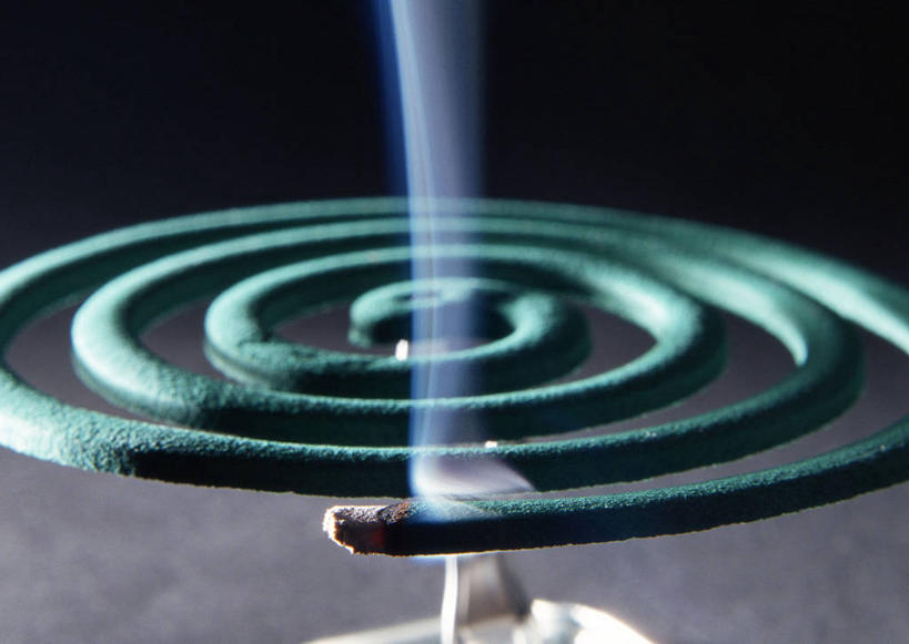 无人,横图,俯视,室内,特写,白天,阴影,反射,螺旋,蚊香,影子,烟雾,燃烧,一盘,焚烧,盘香,彩图,高角度拍摄,驱蚊物