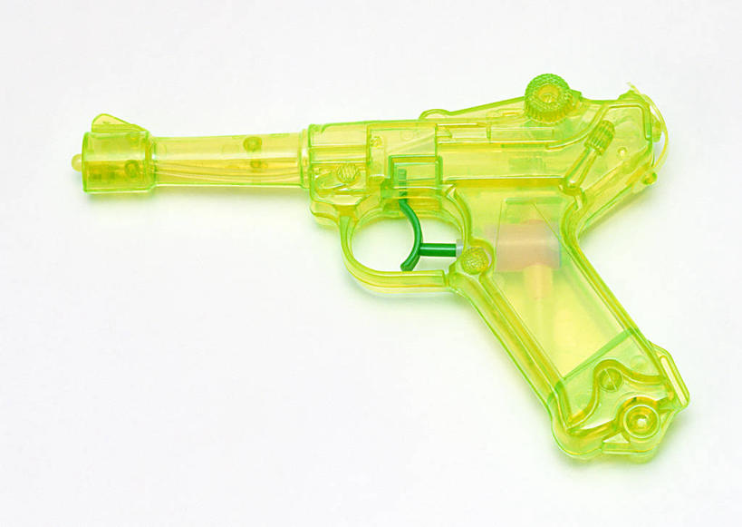 无人,横图,俯视,室内,特写,白天,白色背景,游戏,静物,玩具,一把,阴影,反射,影子,玩,娱乐,黄色,休闲,益智,摄影,影棚,活动,水枪,发泄,消遣,智力,宣泄,玩具水枪,玩耍,嬉戏,彩图,高角度拍摄,影棚拍摄,拍摄