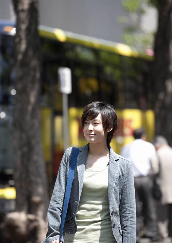 东方人,一个人,家,走,笑,微笑,竖图,室外,白天,正面,植物,道路,路,公路,公共汽车,亚洲,仅一个年轻女性,仅一个女性,仅一个人,阴影,服装,朦胧,模糊,光线,包,皮包,影子,房屋,屋子,公寓,巴士,公交车,交通,注视,休闲装,黄种人,洋房,楼房,双层巴士,住宅,车,树,树木,衣服,绿色,阳光,自然,交通工具,观察,看,休闲,休闲服,服饰,生长,成长,观看,单肩包,察看,关注,载具,双层公共汽车,年轻女性,女人,女性,亚洲人,马路,步行,散步,走路,半身,彩图,房子